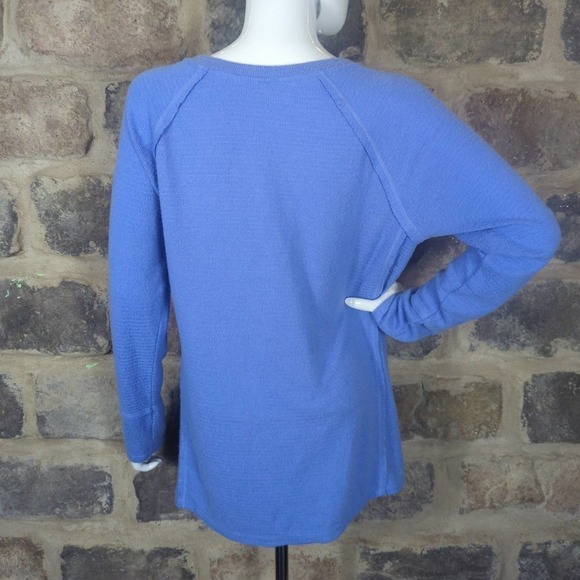 WILDFOX Haley Brushed Long Sleeve V-Neck Top Blue Size Small Exposed Seams - Picture 5 of 13